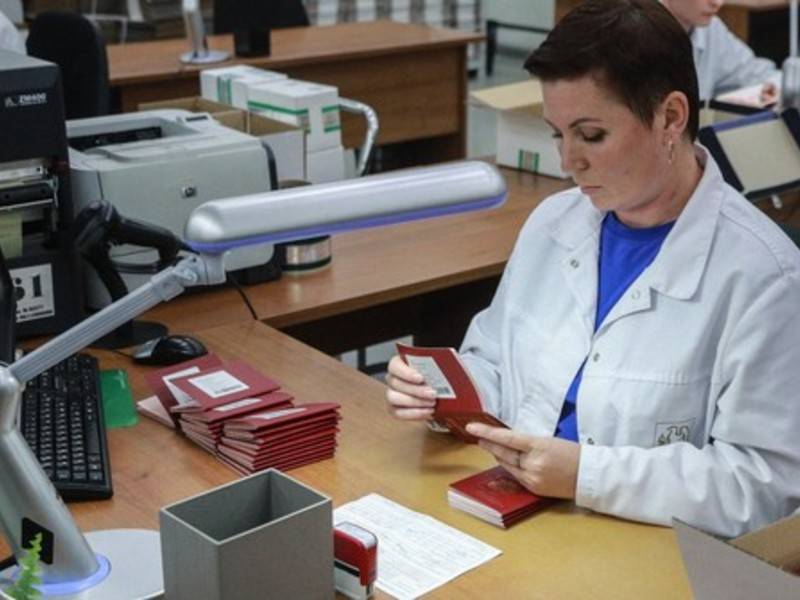 Сотрудникам пунктов выдачи паспортов жителям Донбасса повысят зарплаты