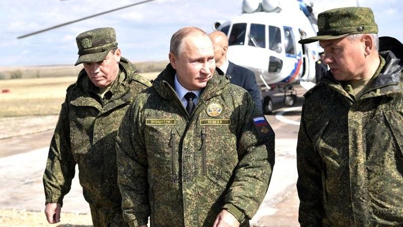 Путин поздравил военных с Днем Сухопутных войск России