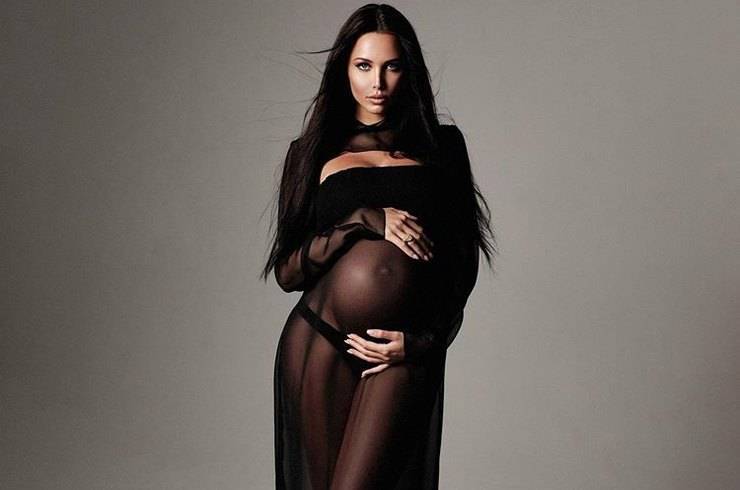 Анастасия Решетова снялась в «голом» платье на девятом месяце беременности