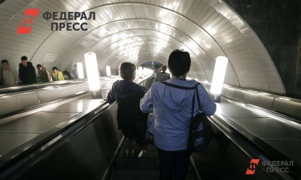 В петербургской подземке пенсионерка упала на рельсы. Ограничено движение по синей ветке