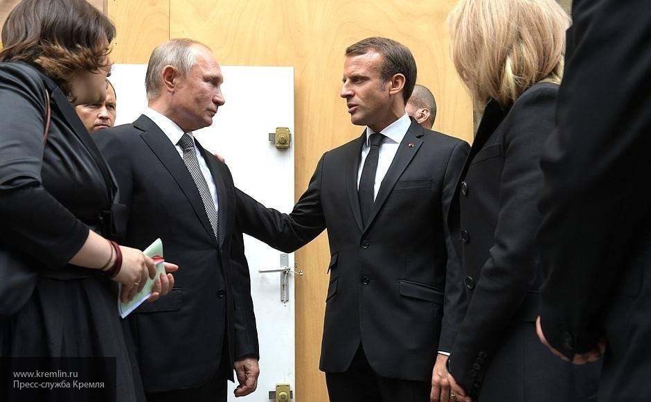Путин кратко пообщался с президентом Франции Эммануэлем Макроном