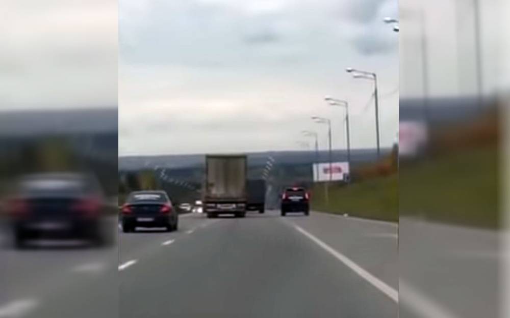 Два дальнобойщика сцепились с водителем внедорожника (видео)