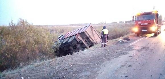 В Тюменской области погиб водитель легковушки, врезавшейся в грузовик