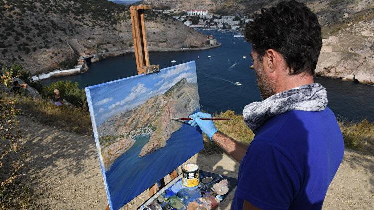 Не жечь, а наладить мосты: художники из Италии создают пейзажи в Крыму