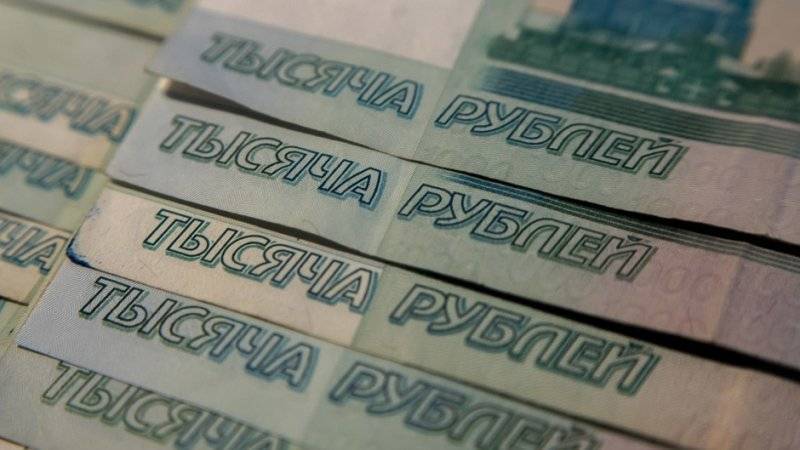 Жители России назвали порогом бедности доход 12,5 тысяч рублей
