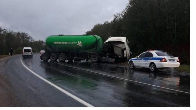 Водитель цементовоза погиб в аварии на автодороге "Нарва"