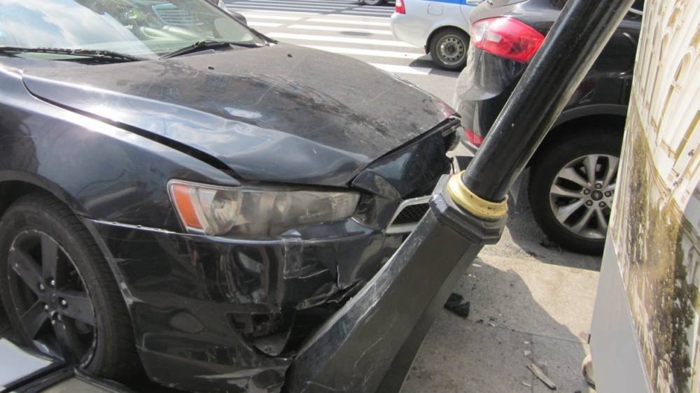 На Инженерной улице в Пскове автомобиль врезался в фонарный столб