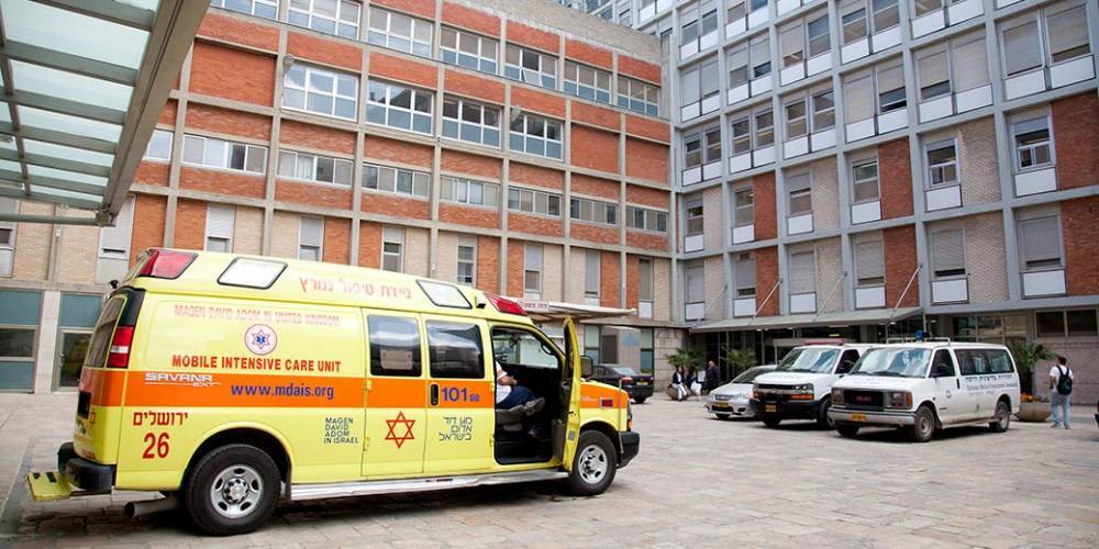 Десятки человек митингуют возле больницы «Хадасса» в Иерусалиме