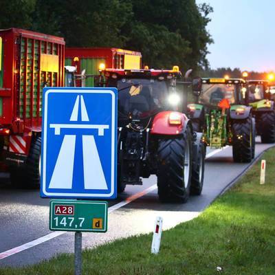 Из-за акции фермеров на тракторах в Нидерландах появились гигантские пробки