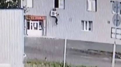 В Челябинске вор пытался украсть компьютеры через окно, но сорвался с него