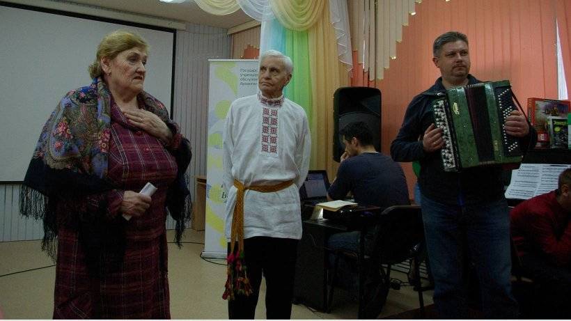В Архангельске дети заработали деньги и купили подарки старикам в День пожилых