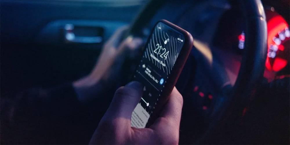 В Австралии скрытые камеры начнут штрафовать водителей со смартфонами