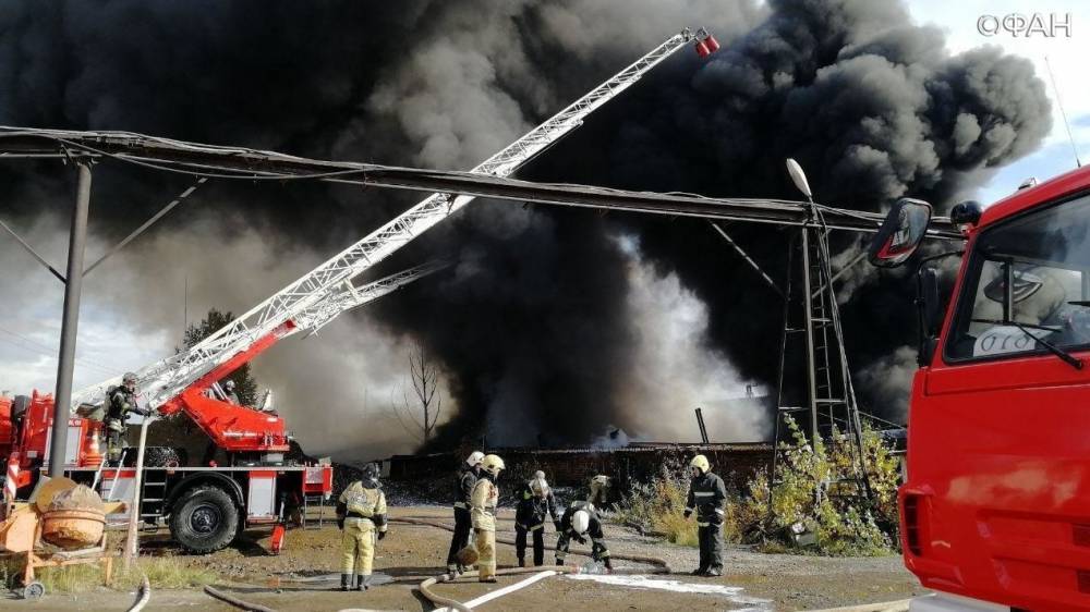 Пожар на асфальтобетонном заводе в Красноярске сняли на видео