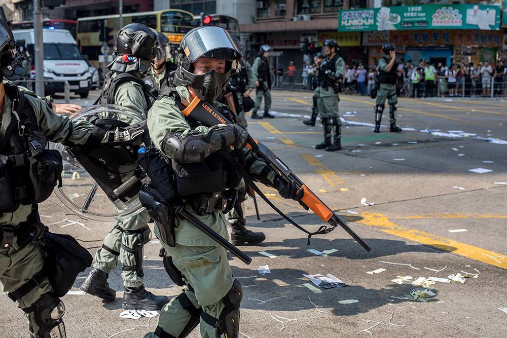 В Гонконге полиция впервые применила против демонстрантов боевое оружие