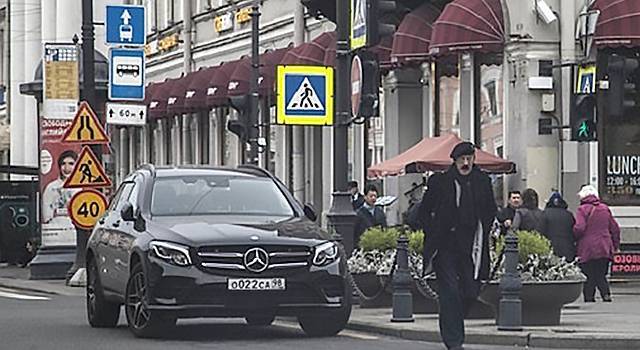 ГИБДД проверяет видео с припаркованной на встречке иномаркой Боярского