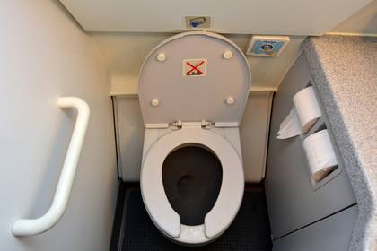 Стюардессы отказались пускать пассажирку в туалет и вынудили ее ходить под себя