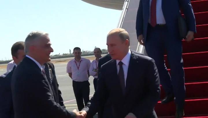 Владимир Путин прилетел в Ереван