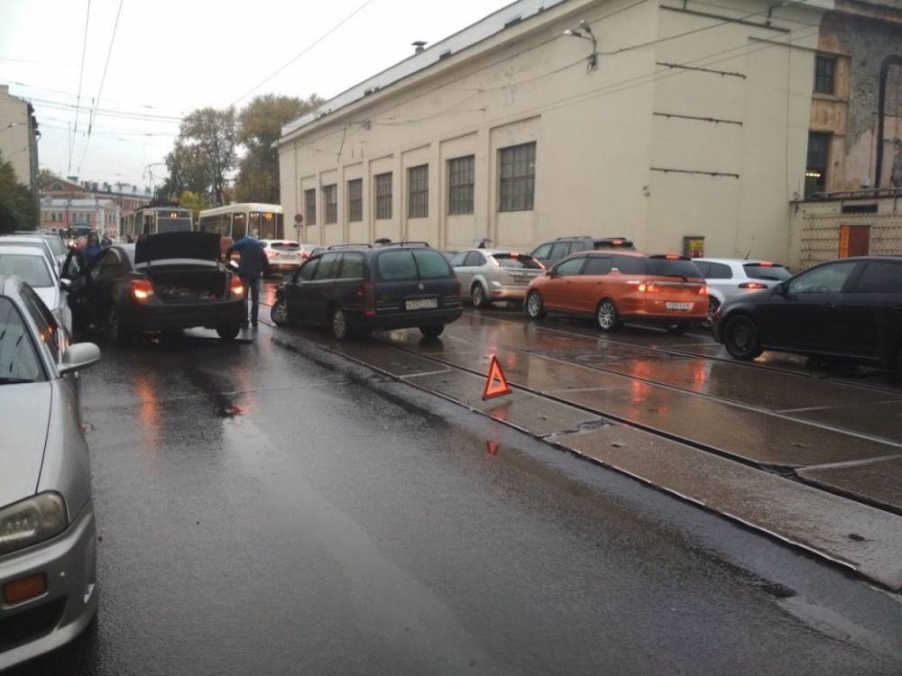 ДТП на Кондратьевском заблокировало движение трамваев