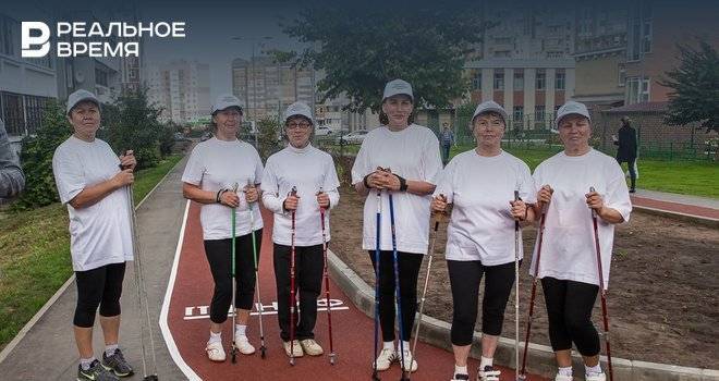 В парках Казани проведут бесплатные тренировки по скандинавской ходьбе