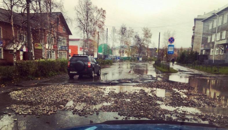 Жители Кеми жалуются в Минтранс России на разбитую дорогу