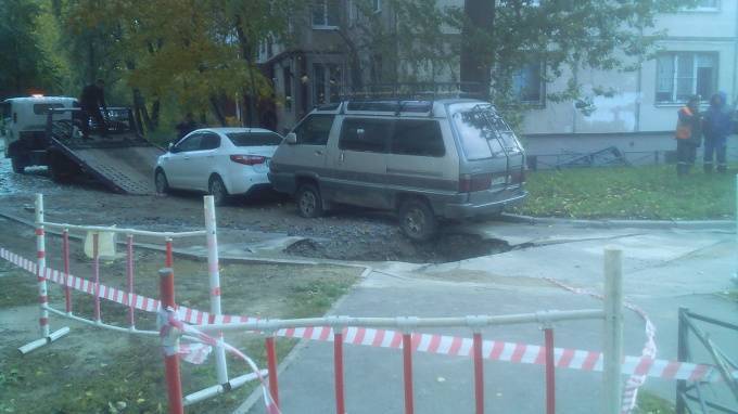 На Маршала Тухачевского во время ремонта трубы провалился асфальт