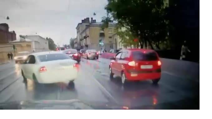 Видео: виновник ДТП врезался в легковушку и скрылся с места аварии на Лифляндской