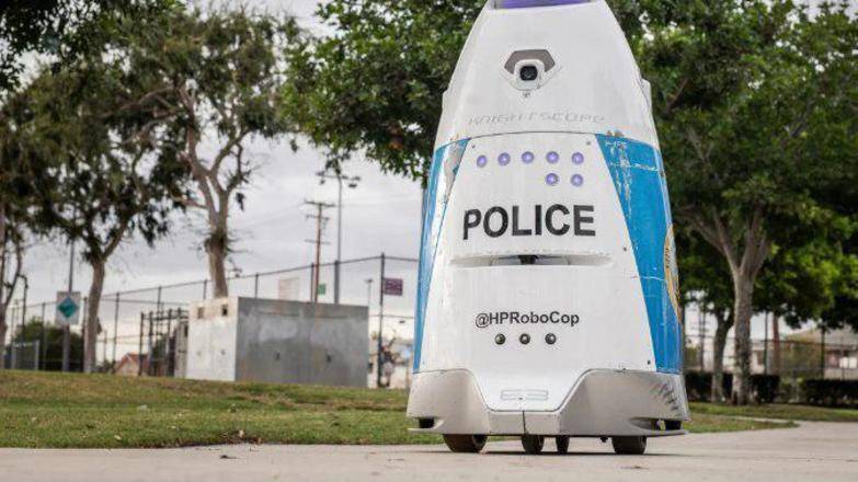 "Убирайся с дороги!": В США робот-полицейский нагрубил женщине, просившей о помощи