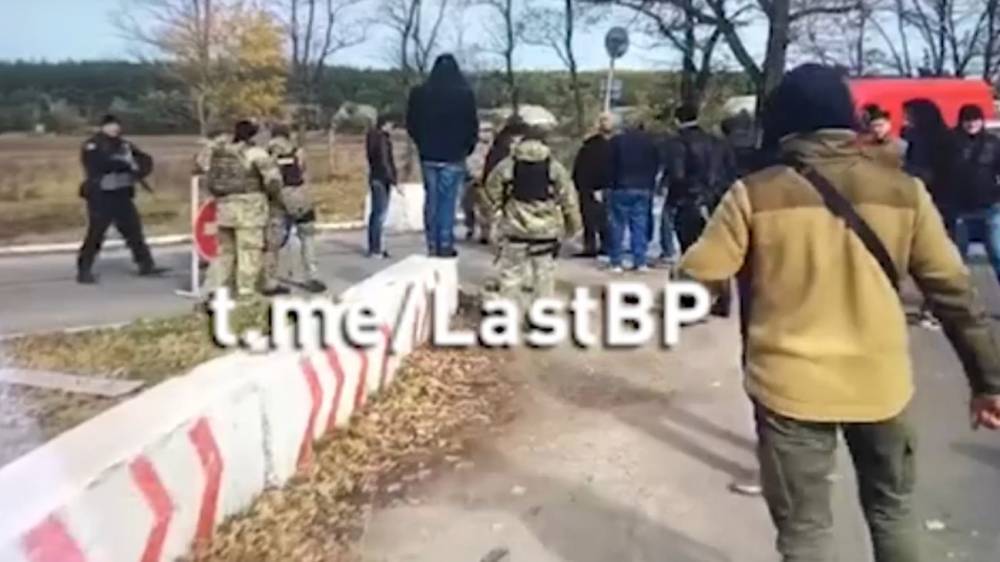 Появилось видео, как националисты со стрельбой прорываются через блокпост ВСУ в Донбассе