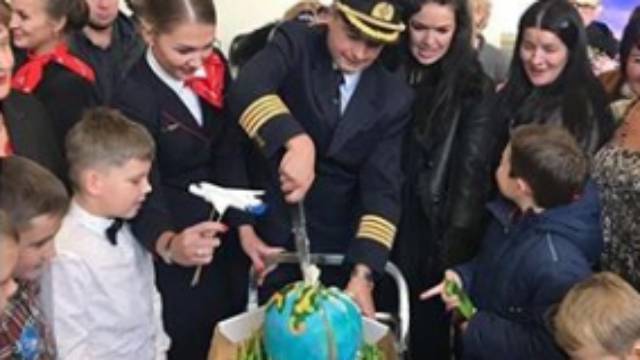 Летчик-герой Юсупов разделил торт со спасенными пассажирами