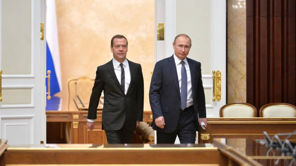 Дмитрий Медведев поздравил Владимира Путина с 67-летием