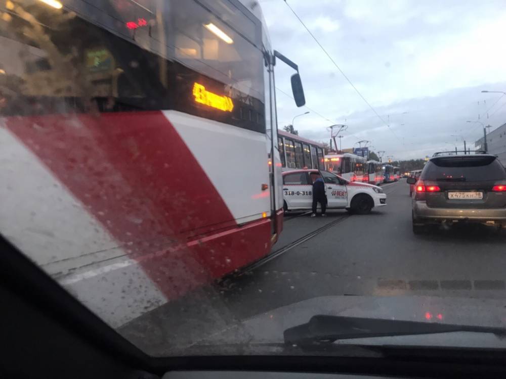 Таксист устроил пробку из трамваев на Благодатной улице