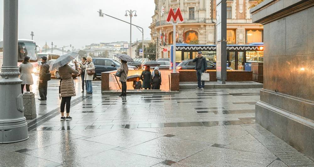 Москвичам рекомендовали пересесть на метро из-за дождя