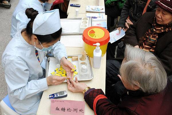 Власти Китая помогут лечиться диабетикам и гипертоникам