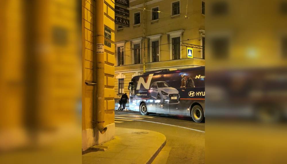 Девушку травмировал корпоративный автобус на перекрестке Садовой и Инженерной