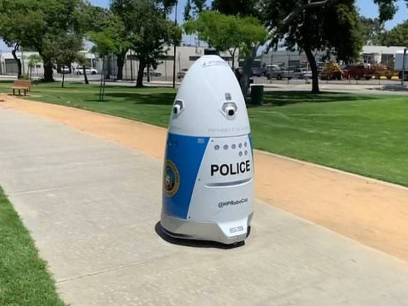 Робот-полицейский отказался помогать женщине в США