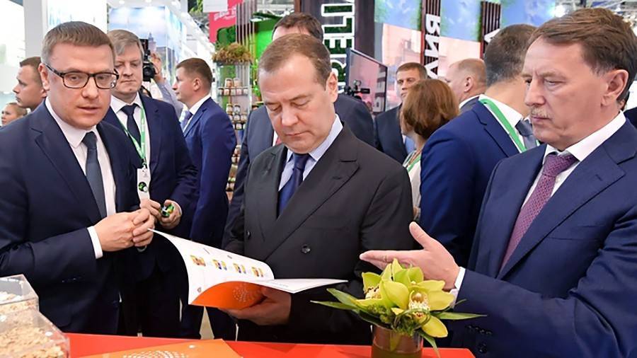 Медведев призвал обеспечить комфортную жизнь в селах