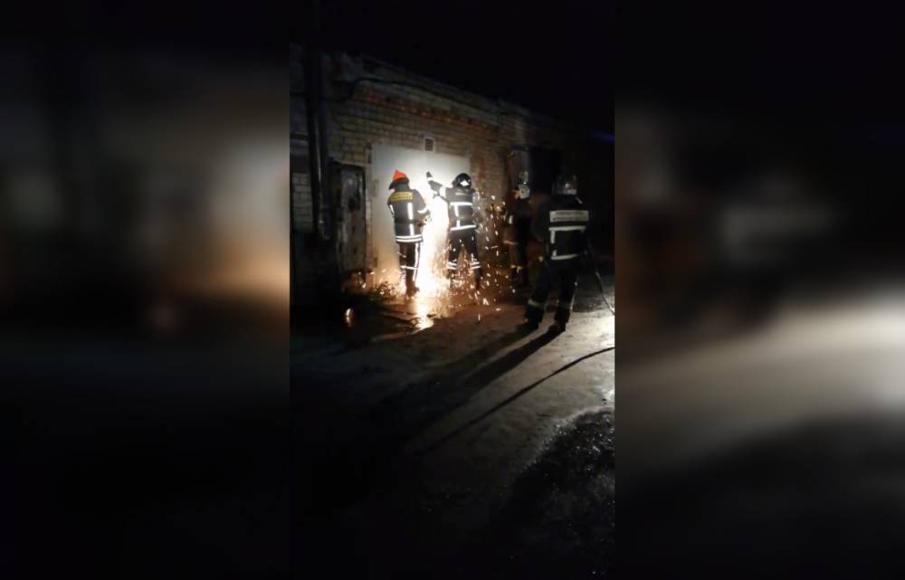 В Коле засняли вскрытие горящего гаража спасателями