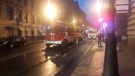 На Мытнинской улице 40 спасателей тушили прилегающий к жилому дому участок газопровода