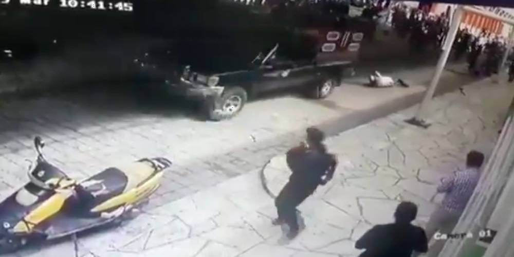 Мексиканского мэра привязали к машине и протащили по улицам из-за непостроенной дороги