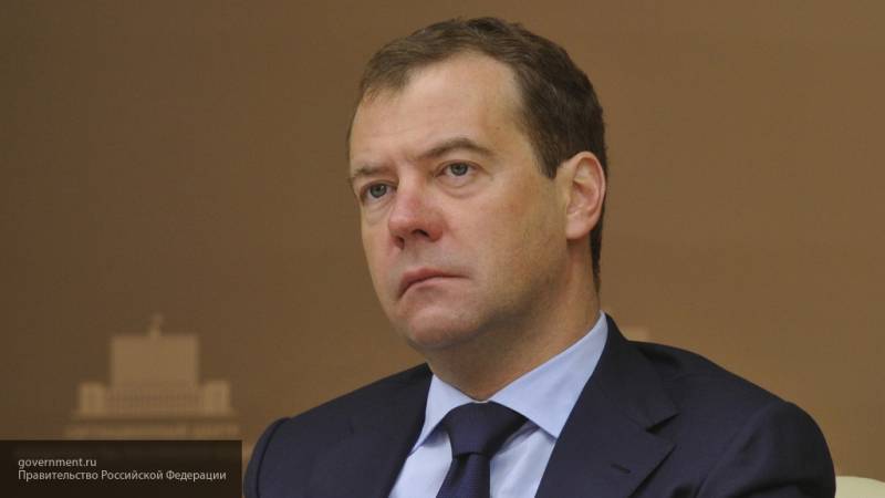 Медведев награждает государственными наградами трактористов и агрономов