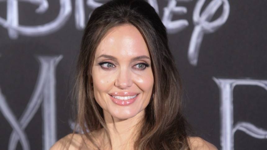Видео: Публика высмеяла «накладную грудь» Анджелины Джоли