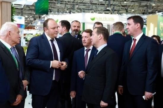 Гурьев представил Медведеву экомаркировку российских минеральных удобрений