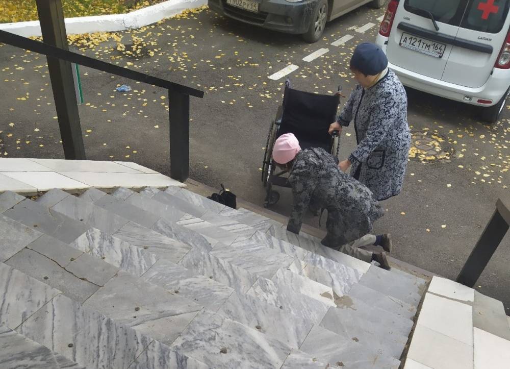 Губернатору показали снимки «привыкшей» заползать по ступеням больницы женщины