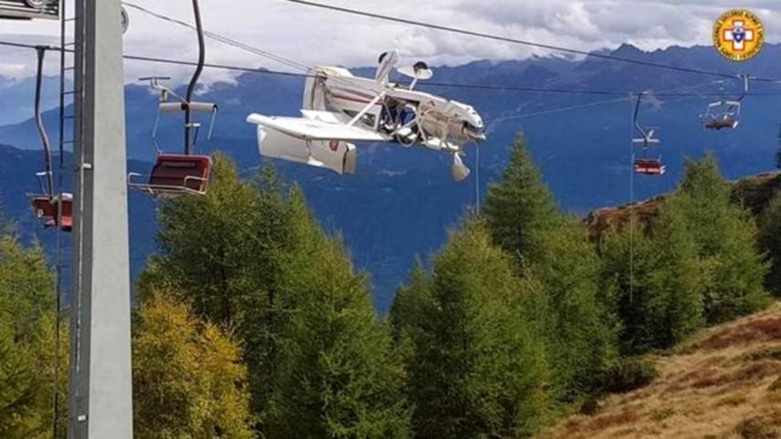 В Альпах самолет запутался и повис на проводах (Видео)