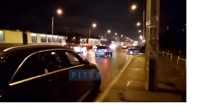 Видео: на улице Дыбенко образовалась пробка из трамваем из-за ДТП