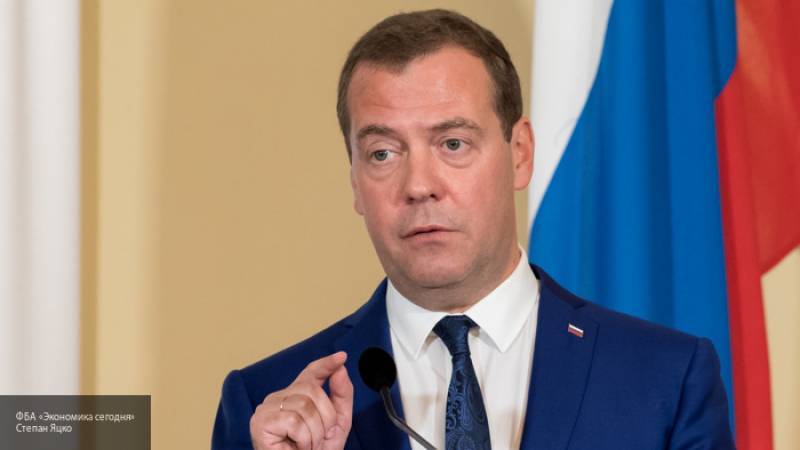 Медведев призвал отменить комиссию при переводах средств между регионами
