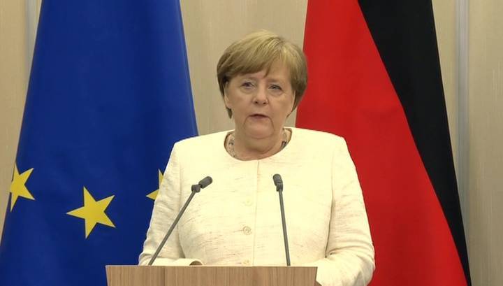 Меркель пообещала Зеленскому договориться с Москвой и Парижем о встрече