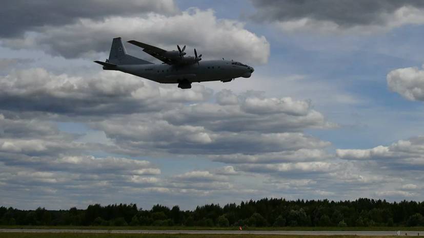 Военный самолёт Ан-12 совершил аварийную посадку в Екатеринбурге
