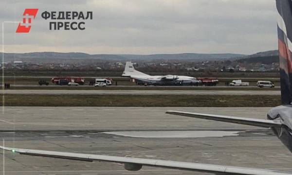 Со взлетно-посадочной полосы в Кольцово убирают военный самолет