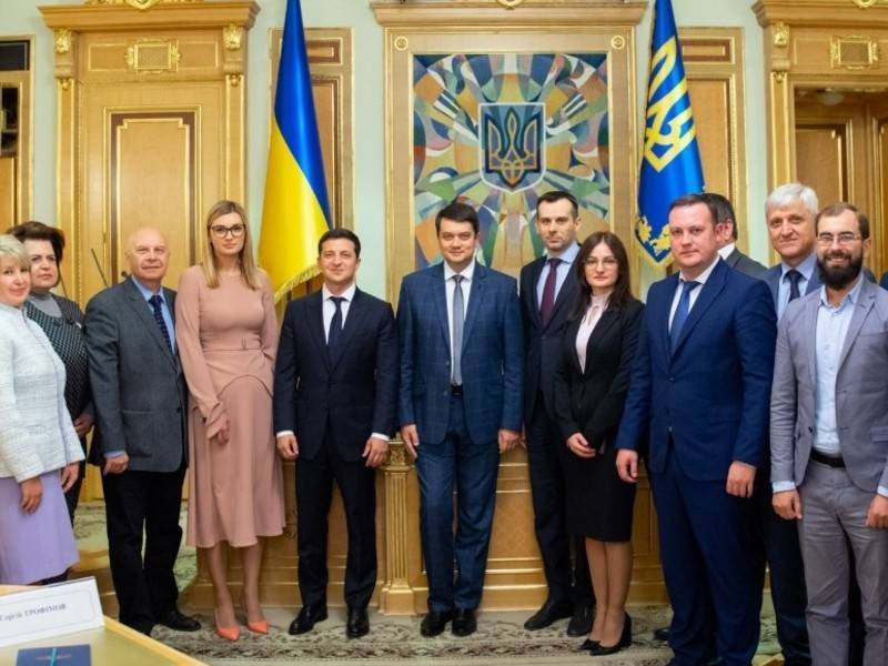 Зеленский вручил удостоверения новым членам ЦИК Украины